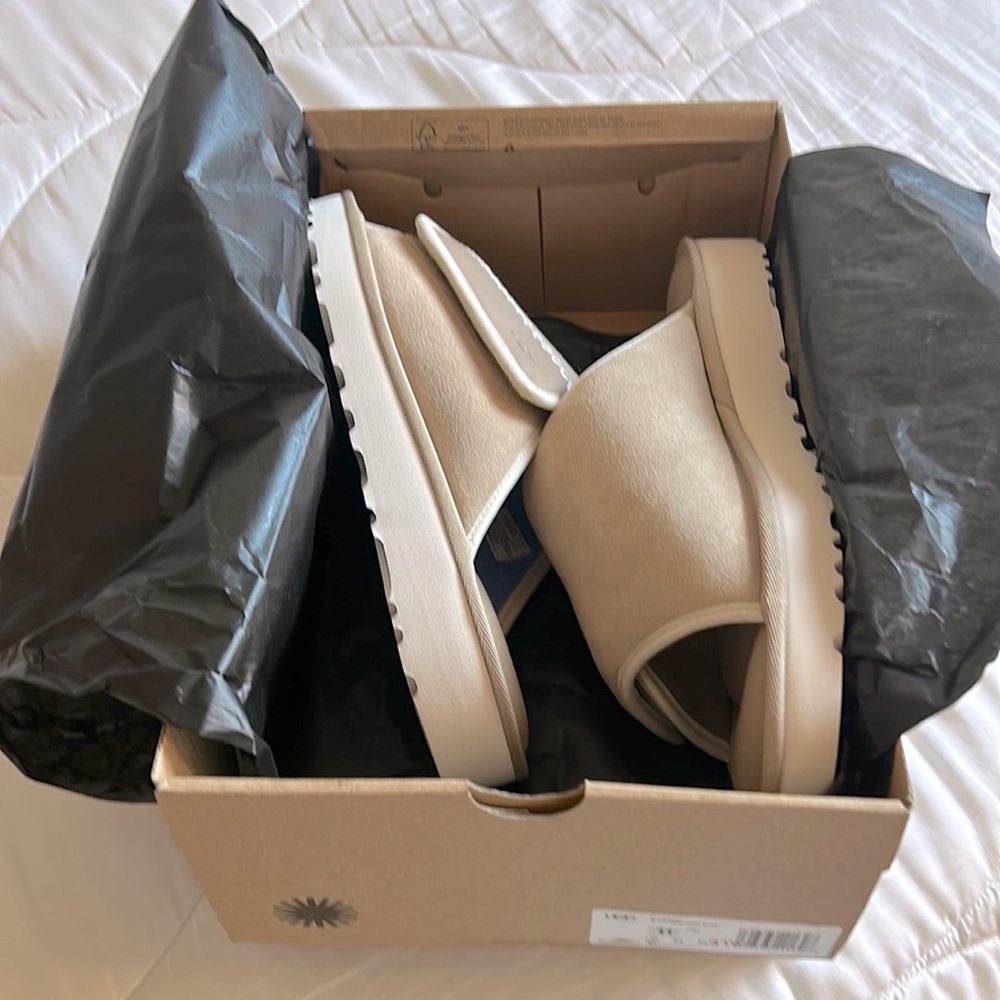 UGG Mens Goldencoast Slides Sugar Sole size 11 New In Box MSRP $110